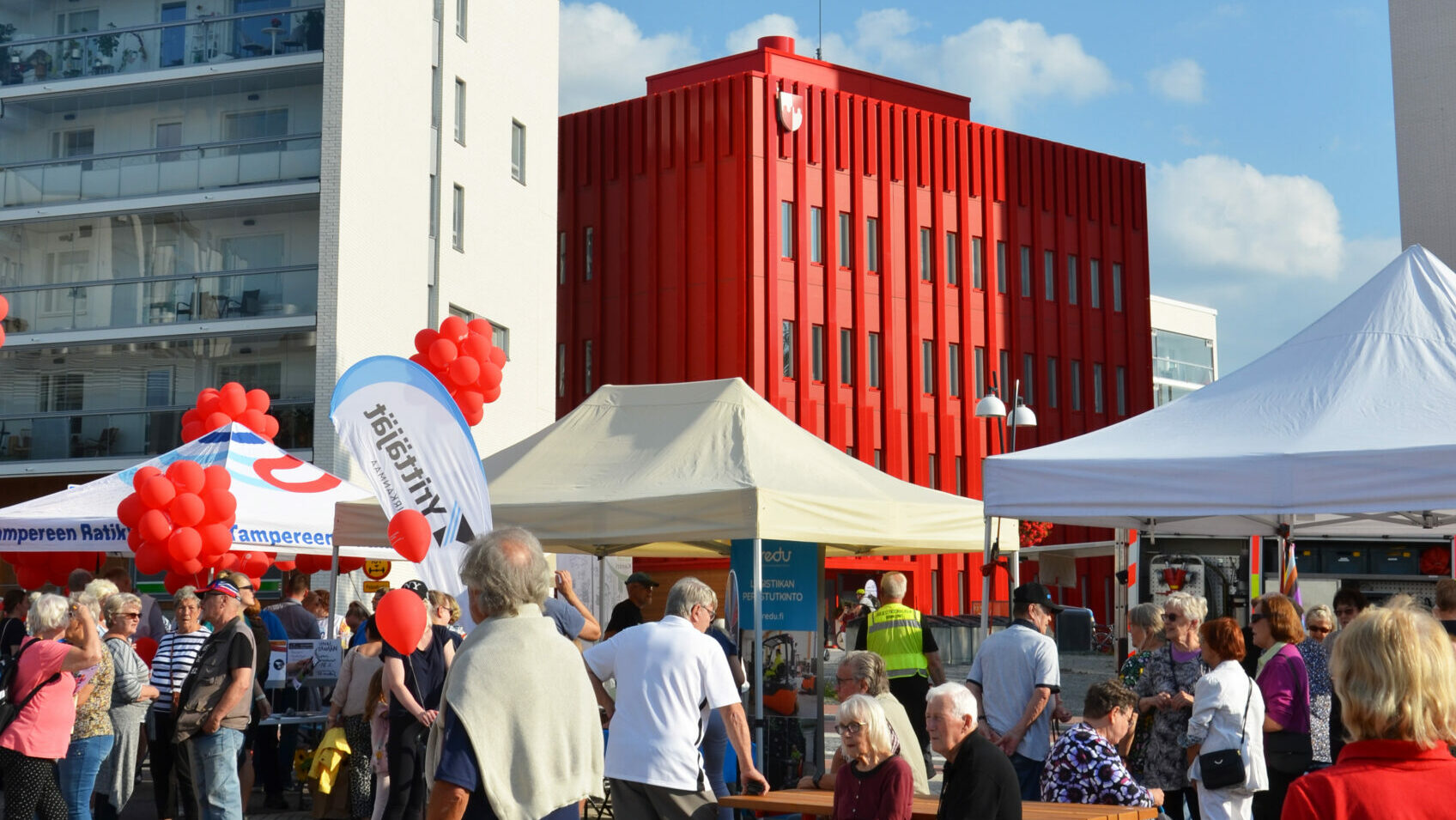 Ihmisiä suupantorilla Meidän Pirkkala-tapahtumassa