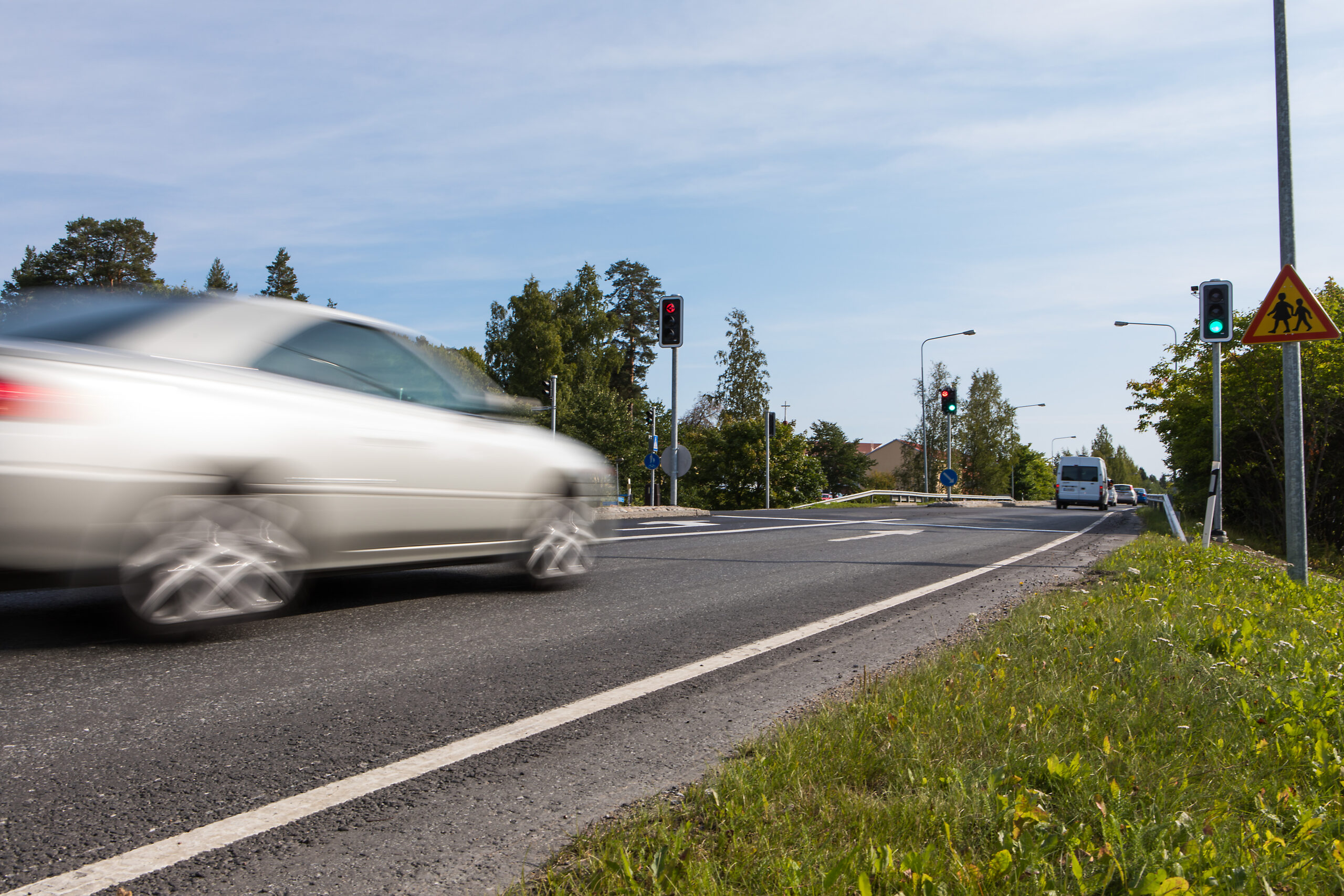 Auto ajamassa maantiellä.