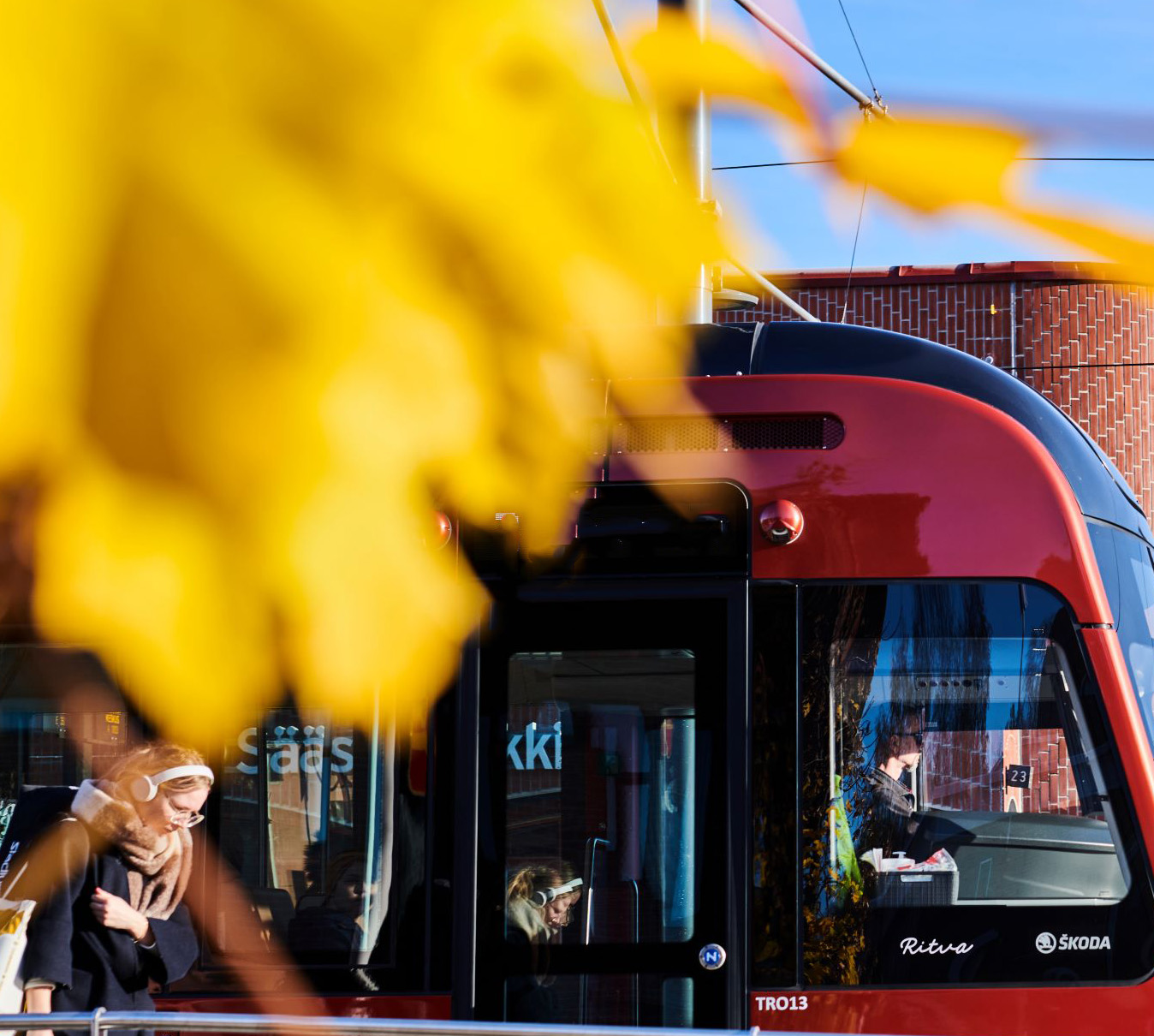 punainen ratikka ja edustalla kellastunut lehti