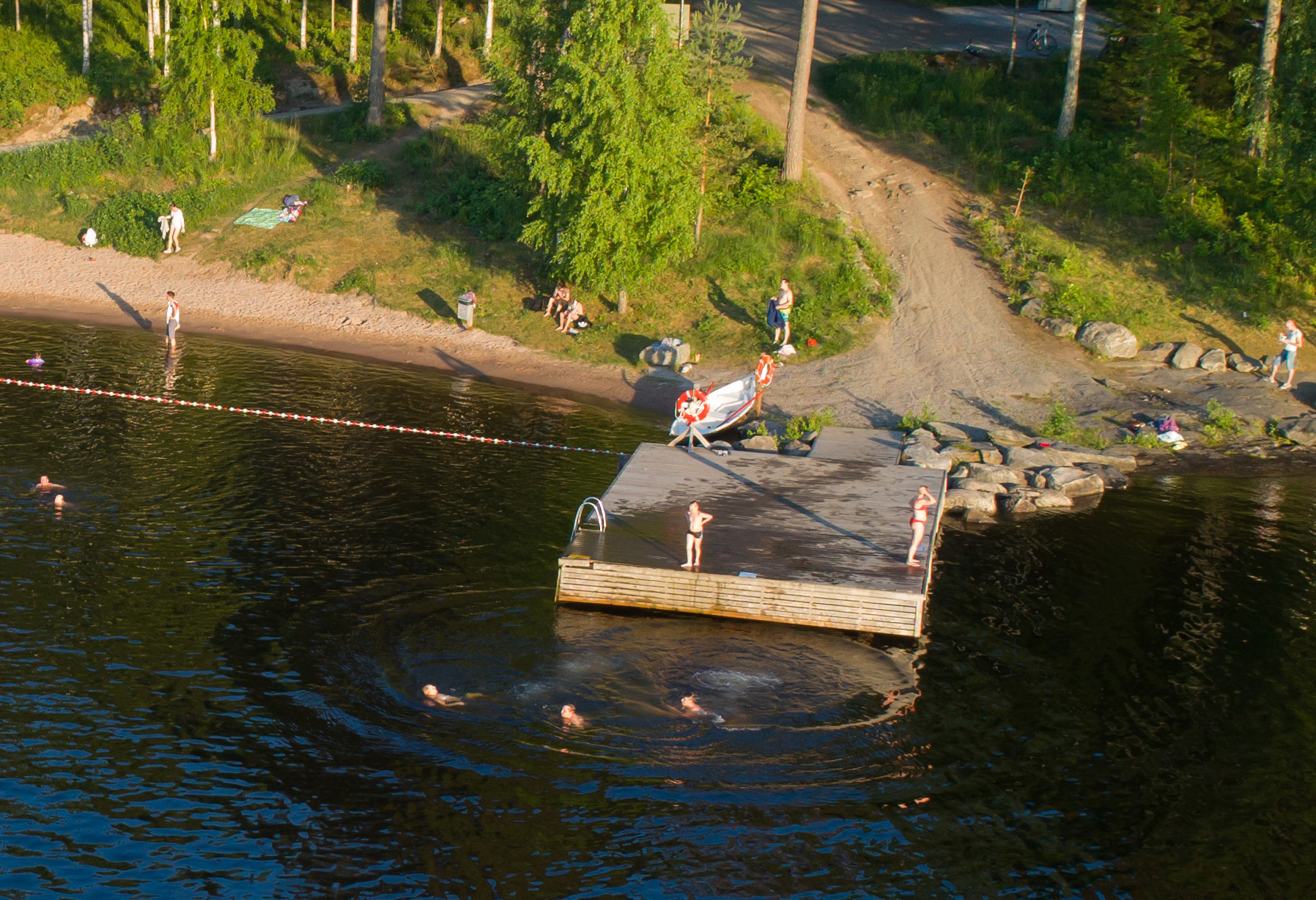 Turrin uimalaituri sekä Kranstolpan veneenlaskupaikan laituuri talviteloille.